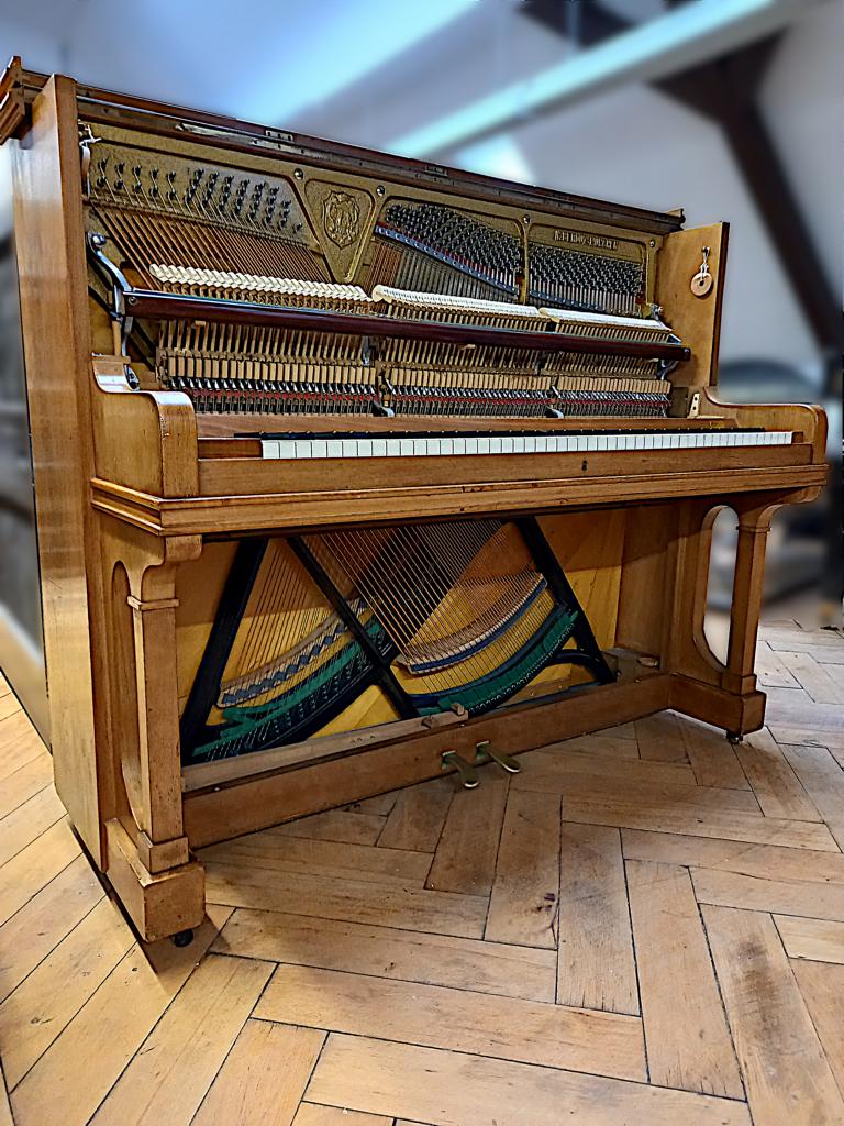 <span>BERDUX Klavier Modell 122</span>